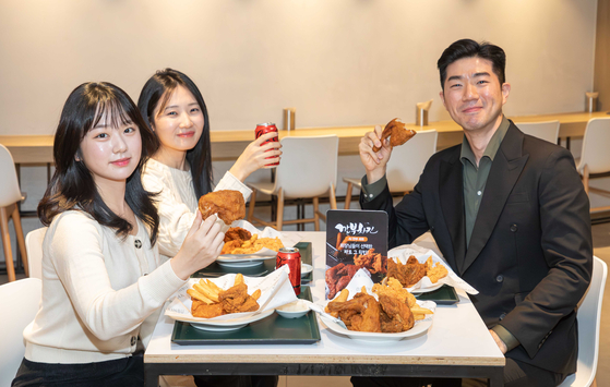 현대그린푸드는 치킨 프랜차이즈 깐부치킨과 협업해 단체급식메뉴로 'AI 깐부 세트'를 출시한다고 14일 밝혔다. 사진 현대그린푸드