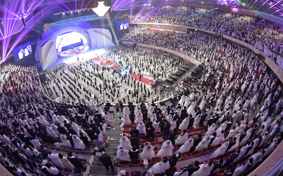 2017년 경기 가평군 설악면 청심평화월드센터에서 열린 ‘문선명 총재 천주성화 5주년 기념 국제합동축복결혼식'에서 신랑·신부들이 자축하며 박수를 치고 있다. 사진 통일교