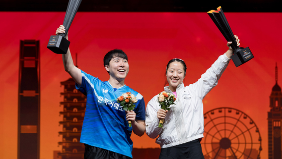 임종훈(왼쪽)과 신유빈이 13일 끝난 WTT 파이널스 홍콩에서 혼합복식 우승을 합작한 뒤 함께 기뻐하고 있다. 사진 WTT