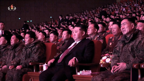 김정은 국무위원장이 제528공병연대 공병부대원들의 귀국을 환영하는 축하공연에서 전사자들의 사진이 무대에 공개되자 눈물을 흘리는 모습을 북한 조선중앙TV가 13일 방영했다.사진 조선중앙TV 캡처