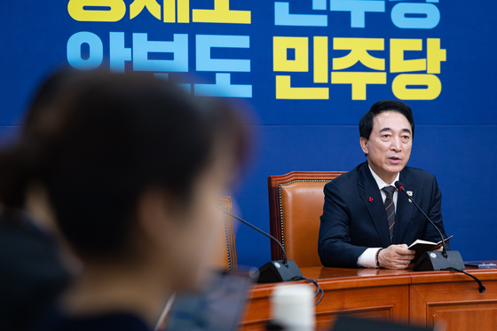 박수현 더불어민주당 수석대변인이 14일 서울 여의도 국회에서 기자간담회를 열고 모두 발언을 하고 있다. 뉴스1