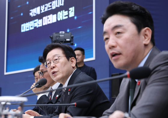 이재명 대통령이 12일 세종시 정부세종컨벤션센터에서 열린 '혁신과 신뢰로 도약하는 대한민국' 국토교통부(행정중심복합도시건설청, 새만금개발청) 업무보고에 참석해 발언하고 있다. 대통령실사진기자단 