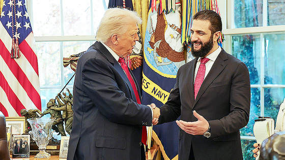 도널드 트럼프 미국 대통령(왼쪽)이 지난달 10일(현지시간) 워싱턴 DC 백악관을 방문한 아메드 알샤라 시리아 대통령과 악수하고 있다. AP=연합뉴스