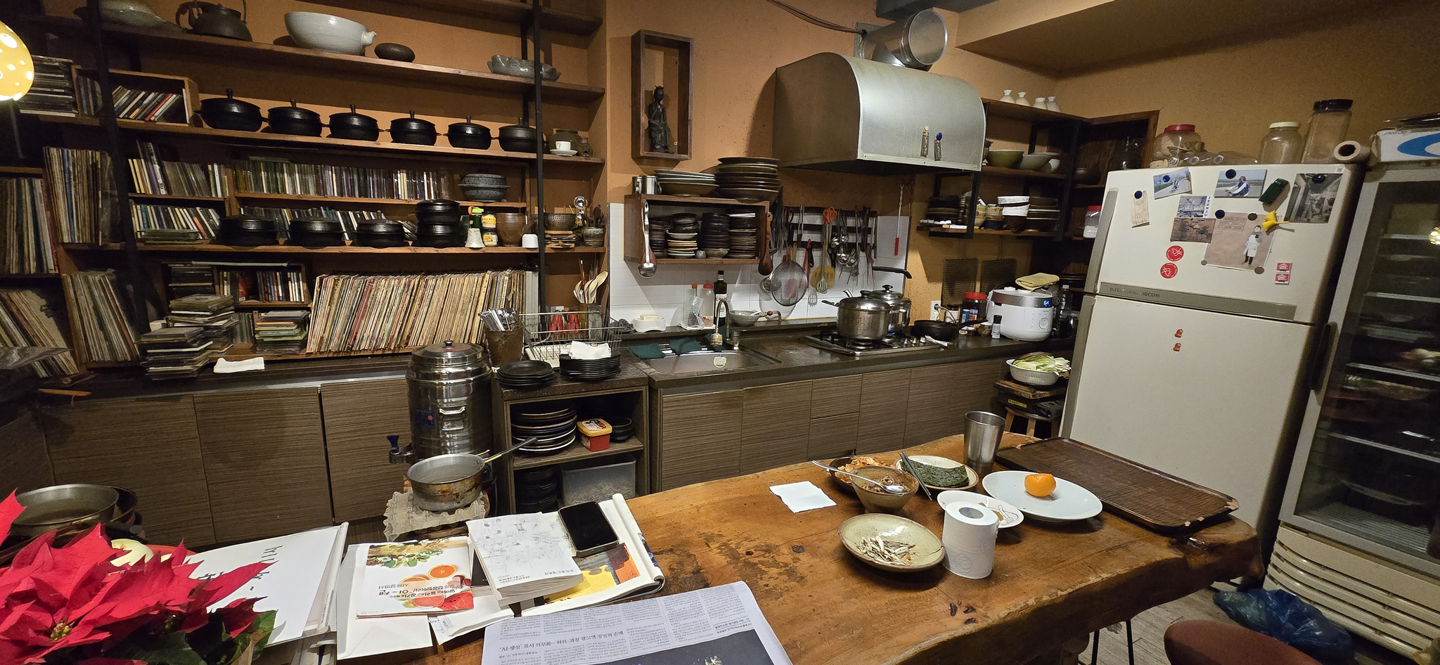 '새벽강' 주방 모습. 주인 강은자씨는 인터뷰를 거절했지만, 가게 내부 촬영은 허락했다. 김준희 기자
