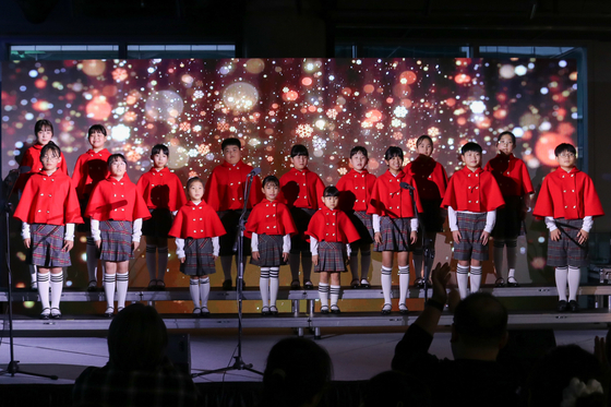 지난 13일 경기 성남시 분당구서 개최된 2025 희망나래 콘서트에서 ‘하얀나래어린이합창단’이 희망스피커와 함께 공연을 펼치고 있다. 사진 위스타트