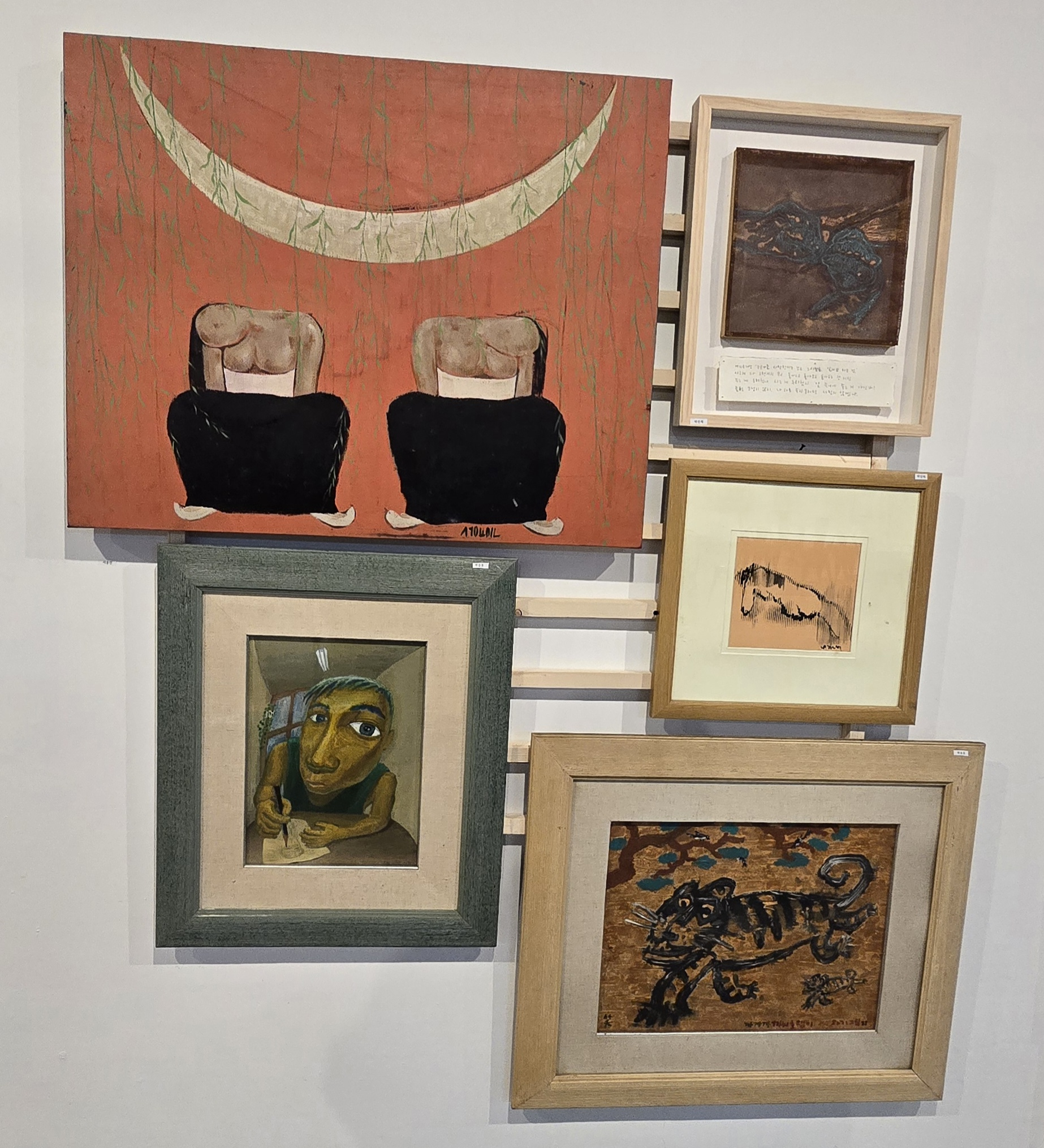 '은자전'에 전시된 강은자씨 소장품들. 김준희 기자