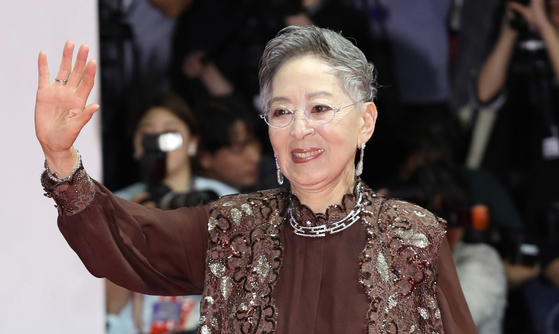 지난 2019년 10월 제24회 부산국제영화제 개막식에서 인사하는 배우 고 김지미. 뉴스1