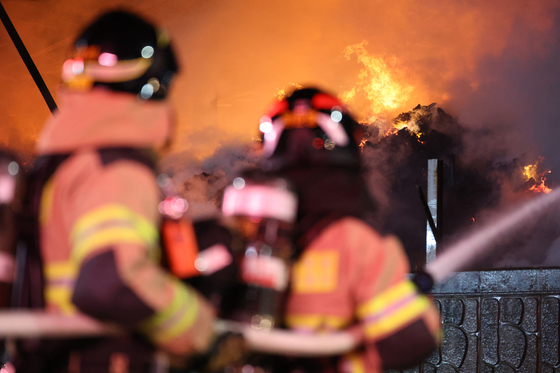 지난 2일 서귀포시 토평동 화재 현장에서 소방관들이 진화 작업을 하고 있다. [연합뉴스]