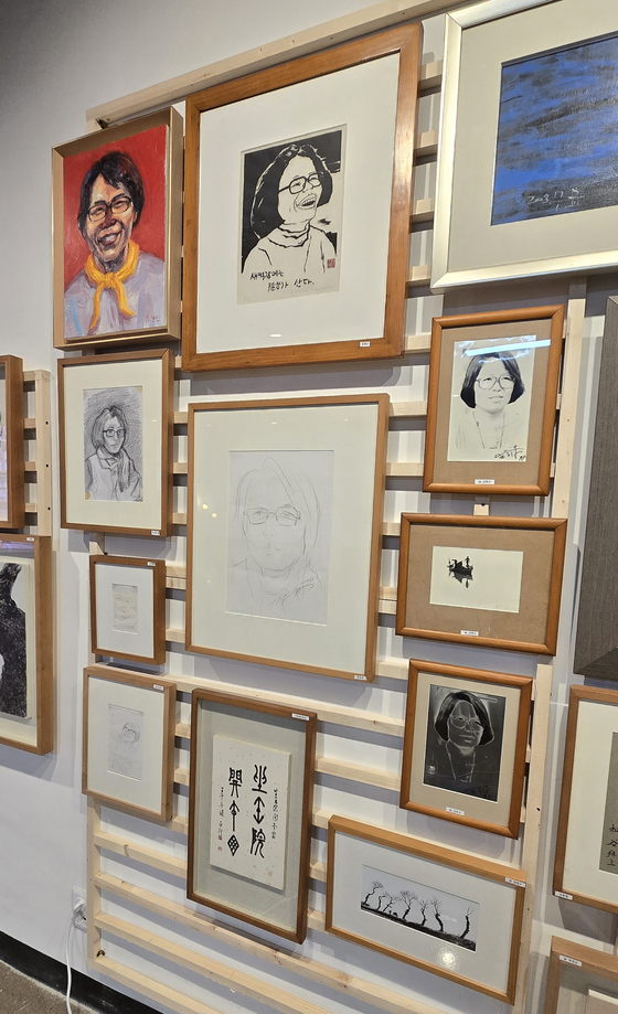 '새벽강에는 은자가 산다'에서 전시 중인 강은자씨 소장품들. 이 중엔 강씨를 그린 초상화·판화도 있다. 김준희 기자 