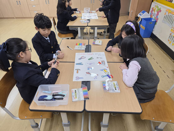 경북대학교사범대학부설초등학교 3학년 3반 학생들이 지레의 원리에 대해 직접 경험해보며 탐구하고 있다. 대구=백경서 기자 