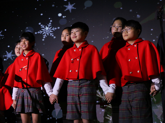 지난 13일 경기 성남시 분당구서 개최된 2025 희망나래 콘서트에서 ‘하얀나래어린이합창단’이 희망스피커와 함께 공연을 펼치고 있다. 사진 위스타트