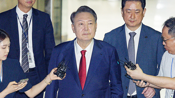 윤석열 전 대통령이 지난 7월 9일 서울 서초구 서울중앙지법에서 열린 구속 전 피의자 심문(영장실질심사)이 끝난 뒤 법원을 떠나고 있다. 연합뉴스