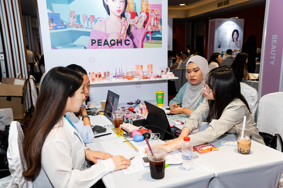 지난 11일(현지시간) 말레이시아 쿠알라룸푸르 인근 선웨이피라미드 컨벤션센터에서 열린 '한류박람회'에서 현지 바이어가 K뷰티 제품 수출 상담을 하고 있다. 김기환 기자