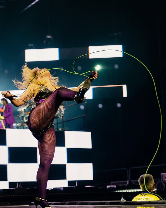 한국 공연에 앞서 열린 호주 퍼스 공연에서도 유선 마이크를 활용한 퍼포먼스를 펼친 도자 캣. 사진 라이브네이션 코리아