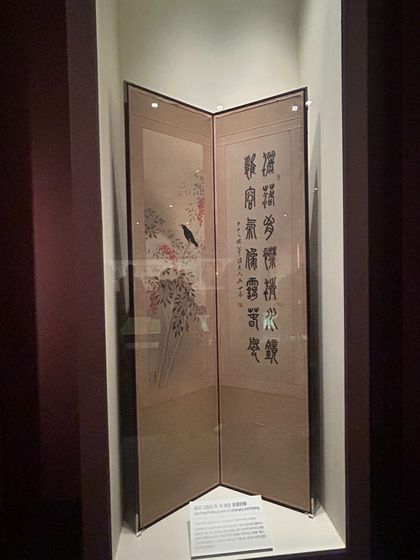 경기도박물관(용인시 기흥구)은 광복 80주년 특별전 3부작 중 마지막으로 ‘오세창: 무궁화의 땅에서’를 내년 3월 8일까지 연다. 사진은 이당 김은호의 그림과 오세창의 글씨가 어우러진 대련(2폭 병풍), 1937년, 경기도박물관 소장. 강혜란 기자