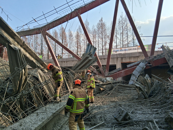 지난 11일 오후 광주광역시 서구 치평동 광주대표도서관 공사장 붕괴 사고 현장에서 구조대원들이 매몰자 수색·구조 작업을 벌이고 있다. 사진 소방청