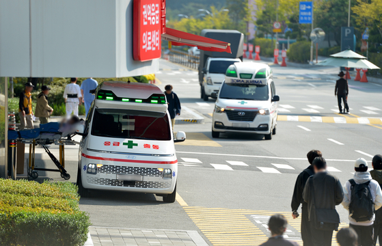지난 10월 20일 오후 대전의 한 대학병원 응급실 앞에 환자를 이송한 구급차가 놓여 있다. 위 사진은 기사 내용과 무관. 김성태 객원기자