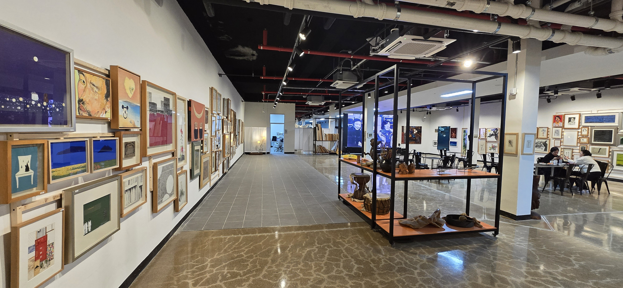 지난 11일 '새벽강에는 은자가 산다' 전시장 모습. 작가 91명의 그림·판화·조각 등 작품 231점이 전시 중이다. 김준희 기자