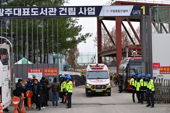 소방당국이 지난 13일 오후 광주 서구 치평동 광주대표도서관 공사현장에서 붕괴사고로 매몰됐다가 마지막으로 수습된 노동자 A(50)씨를 운구하고 있다. 뉴시스