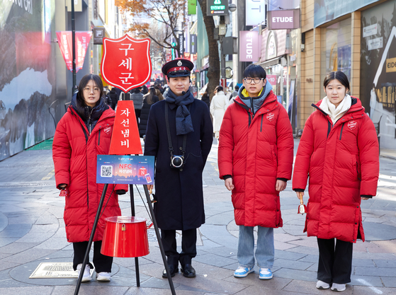 소중 학생기자단이 ‘케틀메이트’로 변신해 이승현(왼쪽 두 번째) 사관학생의 도움을 받아 구세군 자선냄비 봉사에 참여했다.