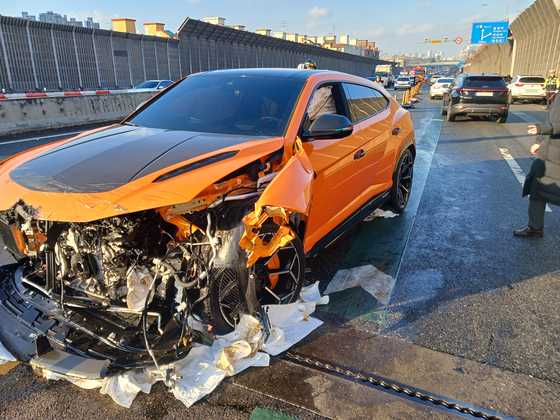 14일 오후 2시 32분쯤 인천시 미추홀구 도화동 인천대로 도화IC 인근에서 람보르기니 차량과 반대편에서 오던 포드 차량 등 총 4대의 차량이 서로 들이받는 사고가 발생했다. 사고로 람보르기니와 포르쉐 차량에서 도로로 기름이 유출됐다. 사진 인천소방본부