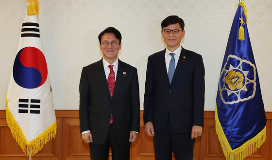 김민석 국무총리가 지난달 25일 서울 종로구 정부서울청사에서 열린 차관급 임명장 수여식에서 정상우 감사원 사무총장에게 임명장 수여 후 기념촹영을 하고 있다. 뉴스1