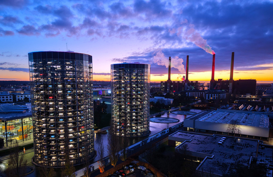 독일 중부 볼프스부르크의 폭스바겐 본사의 자동차 주차 타워. AFP=연합뉴스