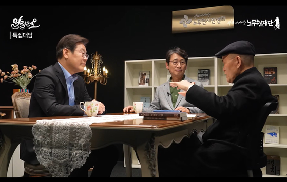 이재명 대통령이 지난 4월 대선 후보 시절 유시민 작가와 대담하고 있다. 노무현재단 유튜브