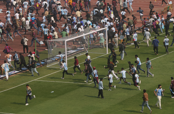 인도 방문 행사에 참석한 메시(아래 사진)가 일찍 자리를 뜨자 흥분해 그라운드에 난입한 현지 팬들. [EPA=연합뉴스]