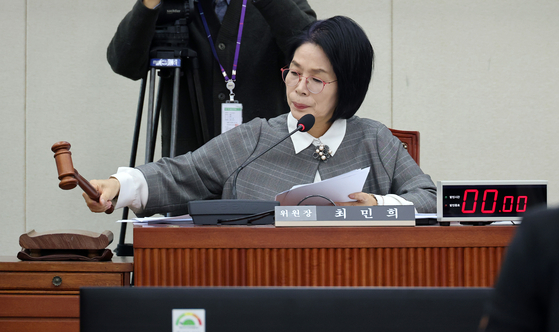 9일 국회에서 열린 국회 과학기술정보방송통신위원회 제19차 전체회의에서 최민희 위원장이 의사봉을 두드리고 있다. 연합뉴스 