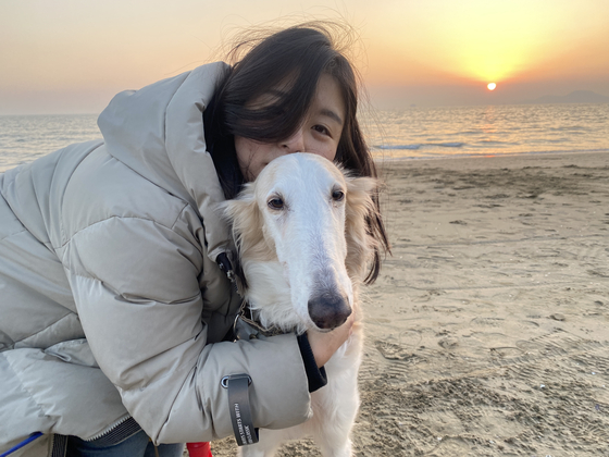 2023년 11월 부산 여행에선 헤일리와 함께 겨울 바다를 거닐었다. 