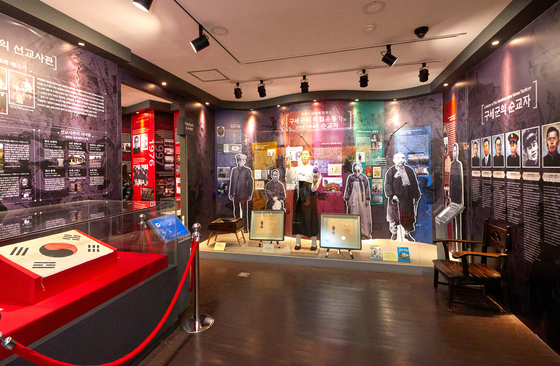 실베스터 태극기(왼쪽)와 독립만세운동의 주역으로 활동한 구세군 평신도와 사관들을 만날 수 있다.