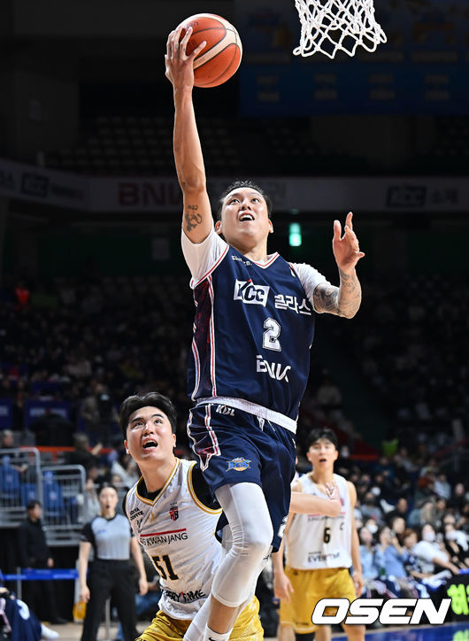 [OSEN=부산, 이석우 기자] 14일 부산 사직체육관에서 2025-2026 LG전자 프로농구 부산 KCC와 안양 정관장의 경기가 열렸다.정관장전 2전 전패를 기록중인 KCC에 최준용이 무릎 부상 털고 돌아왔다.부산 KCC 최준용이 안양 정관장 한승희의 마크를 피해 골밑슛을 시도하고 있다. 2025.12.14 / foto0307@osen.co.kr