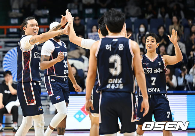 [OSEN=부산, 이석우 기자] 14일 부산 사직체육관에서 2025-2026 LG전자 프로농구 부산 KCC와 안양 정관장의 경기가 열렸다.정관장전 2전 전패를 기록중인 KCC에 최준용이 무릎 부상 털고 돌아왔다.부산 KCC 최준용과 허훈이 속공으로 골을 성공시킨 김동현과 하이파이브를 하고 있다. 2025.12.14 / foto0307@osen.co.kr