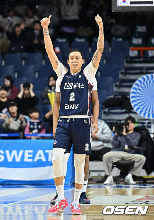 [OSEN=부산, 이석우 기자] 14일 부산 사직체육관에서 2025-2026 LG전자 프로농구 부산 KCC와 안양 정관장의 경기가 열렸다.정관장전 2전 전패를 기록중인 KCC에 최준용이 무릎 부상 털고 돌아왔다.부산 KCC 최준용이 골을 성공시킨 허웅을 보며 엄지척을 하고 있다. 2025.12.14 / foto0307@osen.co.kr