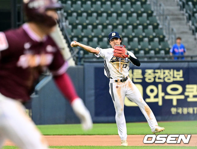 [OSEN=잠실, 조은정 기자]15일 서울 잠실야구장에서 2025 신한 SOL Bank KBO리그 두산 베어스와 키움 히어로즈의 경기가 열렸다.이날 홈팀 두산은 곽빈을, 원정팀 키움은 정현우를 선발 투수로 내세웠다.7회초 무사 1루 두산 유격수 이유찬이 키움 전태현의 타구를 1루로 송구, 아웃시키고 있다. 2025.06.15 /cej@osen.co.kr