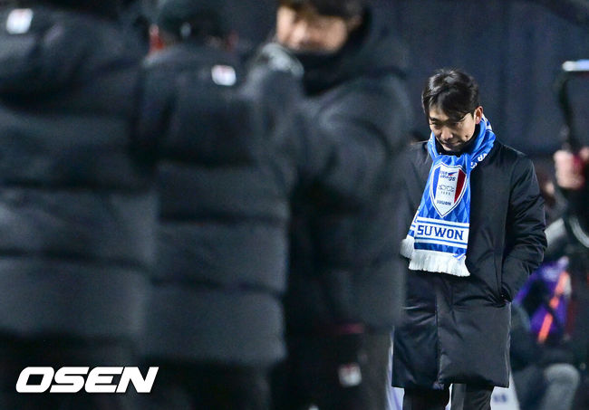 [OSEN=수원월드컵경기장, 최규한 기자] 3일 오후 경기도 수원월드컵경기장에서 ‘K리그 승강 플레이오프(PO)’1차전 수원 삼성과 제주 SK의 경기가 열렸다.이날 경기는 제주가 1-0으로 승리하며 잔류에 청신호를 켰다.경기를 마치고 수원 변성환 감독이 아쉬워하고 있다. 2025.12.03 / dreamer@osen.co.kr
