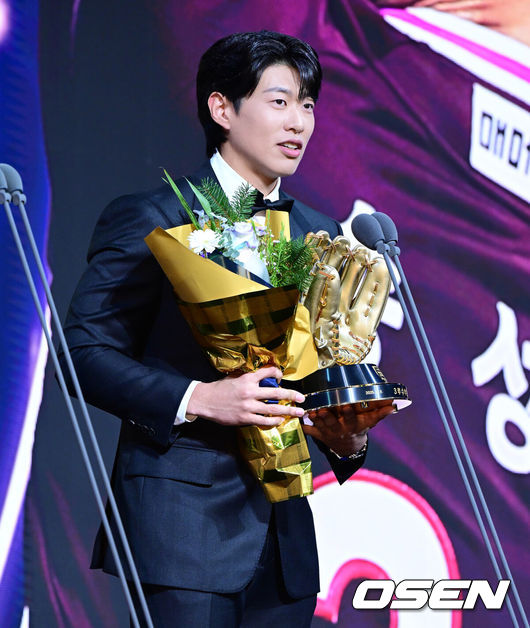 [OSEN=지형준 기자] 9일 오후 서울 송파구 잠실동 롯데호텔 월드에서 2025 신한은행 SOL 뱅크 KBO 골든글러브 시상식이 열렸다.KBO 골든글러브 시상식은 포지션별 최고의 선수를 가리는 자리로 올 시즌의 대미를 장식하는 자리다.키움 송성문이 3루수 부문 골든글러브를 수상하며 소감을 말하고 있다. 2025.12.09 /jpnews@osen.co.kr
