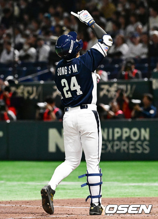 [OSEN=도쿄(일본), 조은정 기자]15일 일본 도쿄돔에서 ‘2025 NAVER K-BASEBALL SERIES’ 대한민국과 일본의 1차전 경기가 열렸다.한국은 곽빈, 일본은 소타니 류헤이를 선발투수로 내세웠다.4회초 무사에서 대한민국 송성문이 안현민의 선제 투런포에 이어 백투백 우월 솔로포를 날리며 기뻐하고 있다. 2025.11.15. /cej@osen.co.kr