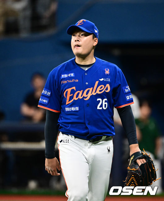 [OSEN=고척, 조은정 기자]26일 오후 서울 고척스카이돔에서 ‘2025 신한 SOL Bank KBO리그’ 키움 히어로즈와 한화 이글스의 경기가 열렸다.키움은 알칸타라, 한화는 류현진을 선발로 내세웠다.8회말 삼자범퇴로 이닝을 마친 한화 한승혁이 더그아웃으로 향하고 있다. 2025.08.26 /cej@osen.co.kr