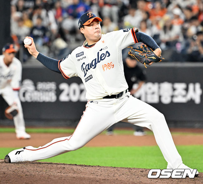 [OSEN=대전, 민경훈 기자] 29일 오후 대전 한화생명볼파크에서 2025 신한 SOL Bank KBO리그한화 이글스와LG 트윈스의 경기가 열렸다.한화는정우주, LG는임찬규를 선발 투수로 내세웠다.8회초 마운드에 오른 한승혁이 힘차게 공을 뿌리고 있다. 2025.09.29 /rumi@osen.co.kr
