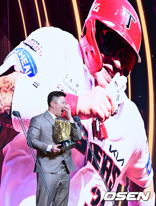 [OSEN=지형준 기자] 최형우가 2025 지명타자 부문 골든글러브를 수상하며 소감을 말하고 있다. 2025.12.09 /jpnews@osen.co.kr