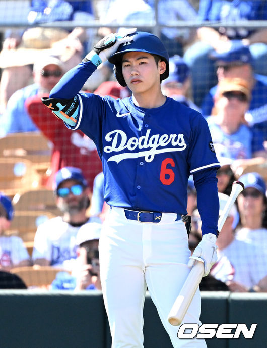 [OSEN=애리조나(미국), 이대선 기자] 21일(한국시간) 미국 애리조나주 글렌데일 캐멀백 랜치에서 2025 메이저리그 LA 다저스와 시카고 컵스의 시범 경기가 열렸다.김혜성은 다저스와 최대 3+2년 2200만 달러(약 320억원) 계약에 합의하며 메이저리그 진출에 성공했다.LA 다저스 김혜성이 대기 타석에서 스윙을 하고 있다.  2025.02.21 / sunday@osen.co.kr