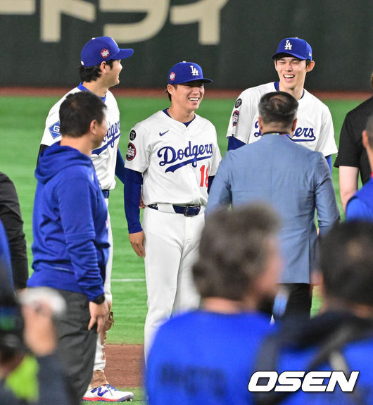[OSEN=도쿄(일본), 박준형 기자] 역시 디펜딩 챔피언답다. LA 다저스가 도쿄 시리즈 1,2차전을 쓸어 담았다.다저스는 19일 일본 도쿄돔에서 열린 시카고 컵스와의 도쿄 시리즈 2차전에서 6-3으로 승리했다. 오타니 쇼헤이는 시즌 첫 아치를 그리며 도쿄돔을 열광의 도가니로 만들었다. 이로써 다저스는 지난 18일 1차전 4-1 승리에 이어 이날 경기까지 가져오며 도쿄 시리즈를 기분좋게 마무리지었다.경기종료 후 LA 다저스 오타니와 야마모토, 사사키가 함께 미소 짓고 있다.  2025.03.19 / soul1014@osen.co.kr