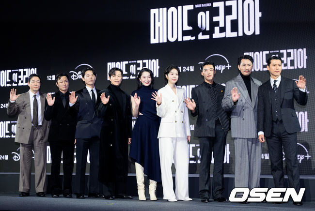 [OSEN=이대선 기자] 15일 서울 강남구 그랜드 인터컨티넨탈 서울 파르나스에서 디즈니+ 오리지널 시리즈 '메이드 인 코리아’ 제작발표회가 열렸다.'메이드 인 코리아'는 1970년대 혼란과 도약이 공존했던 대한민국, 국가를 수익모델로 삼아 부와 권력의 정점에 오르려는 사내 현빈(백기태)과 그를 무서운 집념으로 벼랑 끝까지 추적하는 검사 정우성(장건영)이 시대를 관통하는 거대한 사건들과 직면하는 이야기다.배우 박용우, 노재원, 강길우, 정성일, 원지안, 서은수, 우도환, 정우성, 현빈이 포토타임을 가지고 있다. 2025.12.15 /sunday@osen.co.kr