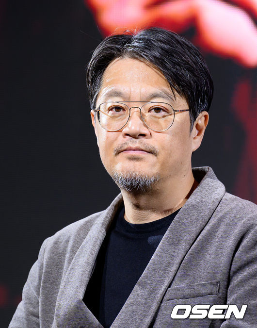 [OSEN=이대선 기자] 15일 서울 강남구 그랜드 인터컨티넨탈 서울 파르나스에서 디즈니+ 오리지널 시리즈 '메이드 인 코리아’ 제작발표회가 열렸다.'메이드 인 코리아'는 1970년대 혼란과 도약이 공존했던 대한민국, 국가를 수익모델로 삼아 부와 권력의 정점에 오르려는 사내 현빈(백기태)과 그를 무서운 집념으로 벼랑 끝까지 추적하는 검사 정우성(장건영)이 시대를 관통하는 거대한 사건들과 직면하는 이야기다.우민호 감독이 취재진의 질문을 듣고 있다. 2025.12.15 /sunday@osen.co.kr