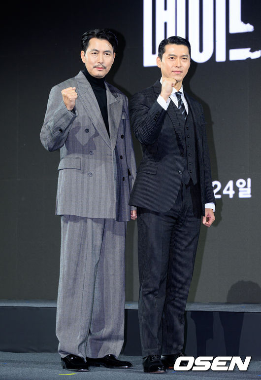 [OSEN=이대선 기자] 15일 서울 강남구 그랜드 인터컨티넨탈 서울 파르나스에서 디즈니+ 오리지널 시리즈 '메이드 인 코리아’ 제작발표회가 열렸다.'메이드 인 코리아'는 1970년대 혼란과 도약이 공존했던 대한민국, 국가를 수익모델로 삼아 부와 권력의 정점에 오르려는 사내 현빈(백기태)과 그를 무서운 집념으로 벼랑 끝까지 추적하는 검사 정우성(장건영)이 시대를 관통하는 거대한 사건들과 직면하는 이야기다.배우 정우성, 현빈이 포토타임을 가지고 있다. 2025.12.15 /sunday@osen.co.kr