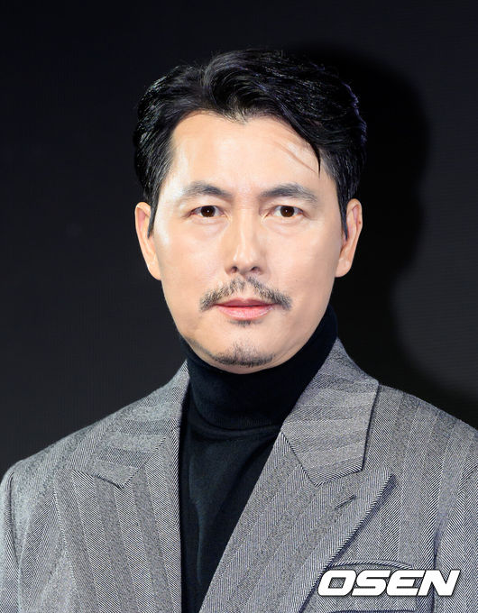 [OSEN=이대선 기자] 15일 서울 강남구 그랜드 인터컨티넨탈 서울 파르나스에서 디즈니+ 오리지널 시리즈 '메이드 인 코리아’ 제작발표회가 열렸다.'메이드 인 코리아'는 1970년대 혼란과 도약이 공존했던 대한민국, 국가를 수익모델로 삼아 부와 권력의 정점에 오르려는 사내 현빈(백기태)과 그를 무서운 집념으로 벼랑 끝까지 추적하는 검사 정우성(장건영)이 시대를 관통하는 거대한 사건들과 직면하는 이야기다.배우 정우성이 포토타임을 가지고 있다. 2025.12.15 /sunday@osen.co.kr