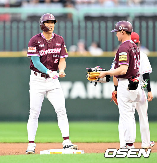 [OSEN=인천, 이대선 기자] 31일 오후 인천 SSG랜더스필드에서 2025 신한 SOL Bank KBO리그 SSG 랜더스와 키움 히어로즈의 경기가 열렸다.SSG는 앤더슨, 키움은 김연주를 선발 투수로 내세웠다.1회초 무사에서 키움 송성문이 좌전 2루타를 치고 타임을 외치고 있다. 2025.07.31 /sunday@osen.co.kr