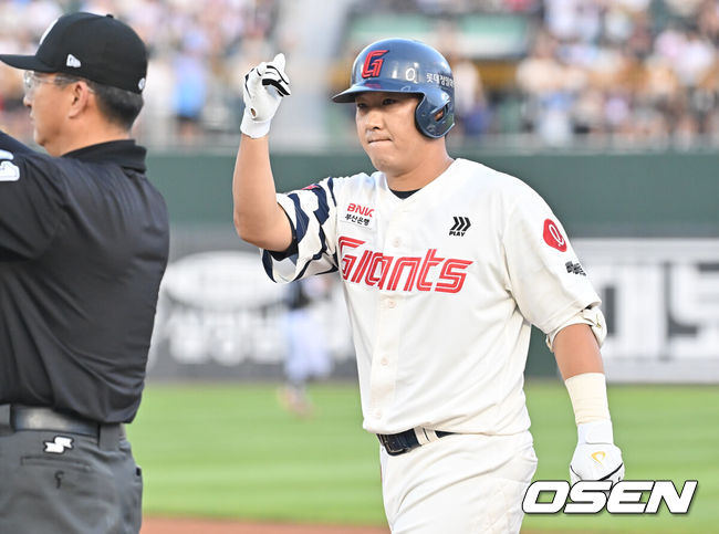 [OSEN=부산, 이석우 기자] 3일 부산 사직야구장에서 2025 신한 SOL 뱅크 KBO 리그 롯데 자이언츠와 LG 트윈스의 경기가 열렸다. 홈팀 롯데는 이민석이, 방문팀 LG는 손주영이 선발 출전했다.롯데 자이언츠 정훈이 2회말 2사 1루 유격수 오른쪽 내야 안타를 치고 세리머니를 하고 있다. 2025.07.03 / foto0307@osen.co.kr